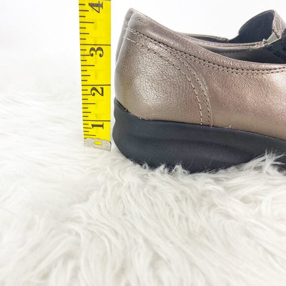 Clarks in Motion 9 Women's Bronze Gold Leather Slip On Round Toe Loafers Shoes - Picture 4 of 12